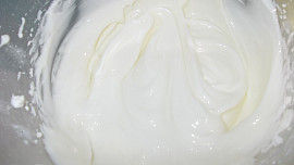 Třešňový moučník s tvarohovo - lučinovou polevou