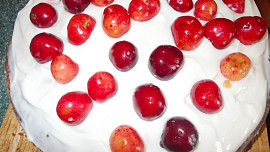 Třešňový moučník s tvarohovo - lučinovou polevou