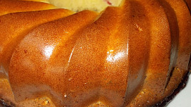 Tvarohová bábovka II. s mákem, kaštanovým krémem a ovocem