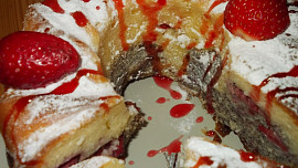 Tvarohová bábovka II. s mákem, kaštanovým krémem a ovocem