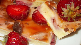 Tvarožník s jahodami,  pudinkem a Coca-Cola polevou