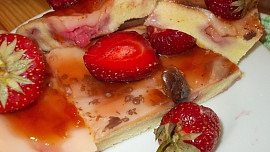 Tvarožník s jahodami,  pudinkem a Coca-Cola polevou