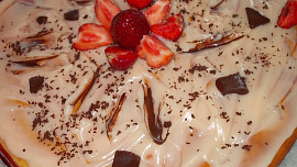 Tvarožník s jahodami,  pudinkem a Coca-Cola polevou