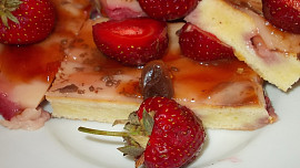 Tvarožník s jahodami,  pudinkem a Coca-Cola polevou