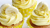Vanilkovo-citronove muffiny s jahodovym a bananovym mascarpone kremem
