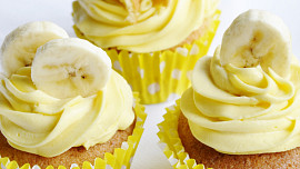 Vanilkovo-citronove muffiny s jahodovym a bananovym mascarpone kremem