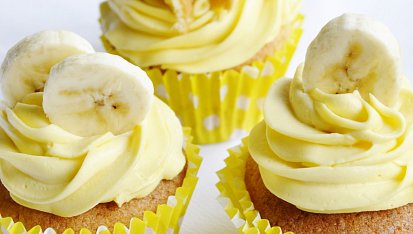 Vanilkovo-citronove muffiny s jahodovym a bananovym mascarpone kremem