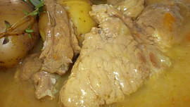 Vepřová plec na kari, rajčatech, paprikách a zázvoru