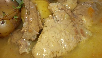 Vepřová plec na kari, rajčatech, paprikách a zázvoru