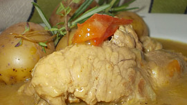 Vepřová plec na kari, rajčatech, paprikách a zázvoru