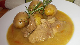 Vepřová plec na kari, rajčatech, paprikách a zázvoru