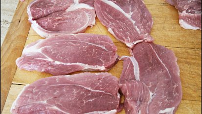 Vepřová plec na zakysané smetaně s mrkví, Plec nakrájíme na plátky