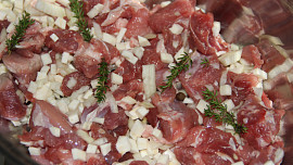 Vepřové kostky s petrželovou omáčkou