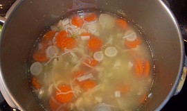 Zeleninová polévka s droždovými knedlíčky