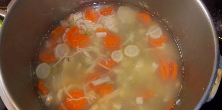Zeleninová polévka s droždovými knedlíčky