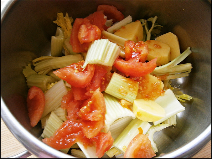 Zeleninový krém s rajčaty a řapíkem, v papiňáku uvařeno za 5minut