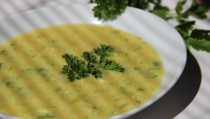 Žloutková polévka s parmazánem