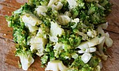 Brokolice netradičně, Brokolici chvíli vaříme,necháme okapat a nasekáme