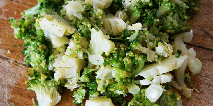 Brokolici chvíli vaříme,necháme okapat a nasekáme