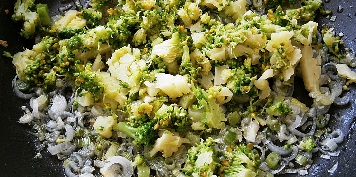 Nasekanou brokolici přidáme k orestované cibulce