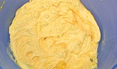 Bublanina z máslového těsta, Máslo utřeme s cukrem a žloutky