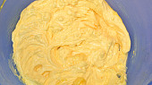 Bublanina z máslového těsta, Máslo utřeme s cukrem a žloutky