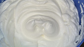 Bublanina z máslového těsta, z bílků ušleháme tuhý sníh