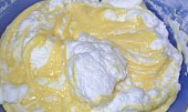 Bublanina z máslového těsta (sníh vmícháme do žloutkové pěny)