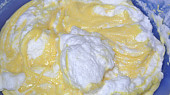 Bublanina z máslového těsta, sníh vmícháme do žloutkové pěny