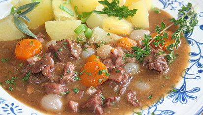 Burgundské hovězí podle francouzské kuchařky -  Boeuf bourguignon