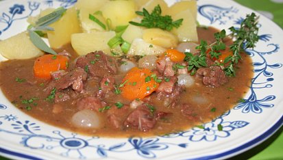 Burgundské hovězí podle francouzské kuchařky -  Boeuf bourguignon