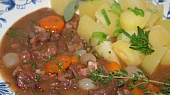 Burgundské hovězí podle francouzské kuchařky -  Boeuf bourguignon