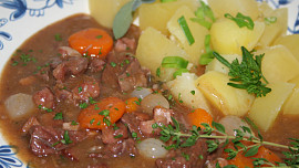 Burgundské hovězí podle francouzské kuchařky -  Boeuf bourguignon