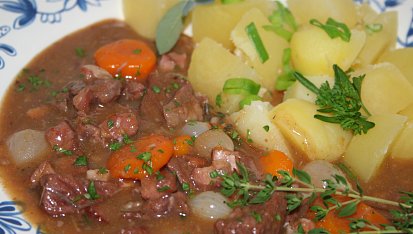Burgundské hovězí podle francouzské kuchařky -  Boeuf bourguignon