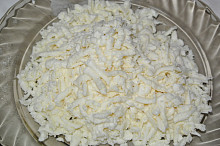 mozzarellu nastrouháme nahrubo