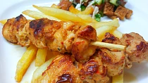 Červené pad thai kuře na špejli