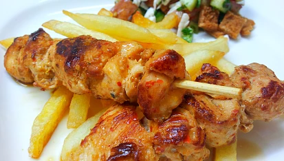 Červené pad thai kuře na špejli