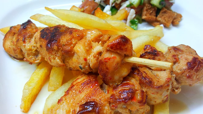Červené pad thai kuře na špejli