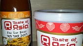 Červené pad thai kuře na špejli