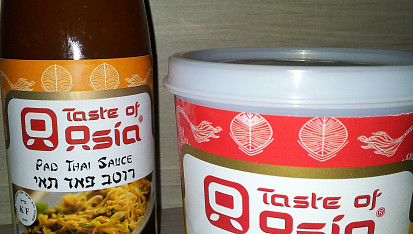 Červené pad thai kuře na špejli