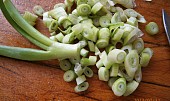 Cibule,dušená v zelenině (Silnější,světlé části natě nakrájíme na silnější kolečka)