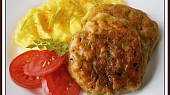 Cibulové smažené, nadýchané "bochánky" s kurkumovou bramborkaší