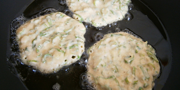 Cibulové smažené, nadýchané "bochánky" s kurkumovou bramborkaší (Do rozehřátého tuku lžící tvarujeme placičky a po…)