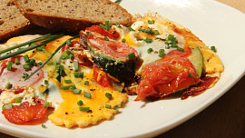 Cuketa na slanině s vejcem