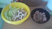 Cuketovo-žampiónová směs, Nakrájeno
