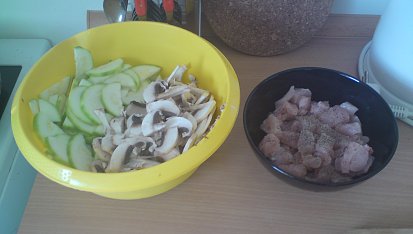 Cuketovo-žampiónová směs, Nakrájeno