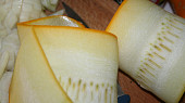 Cuketové rolky s pikantní masovou směsí a sýrovým přelivem