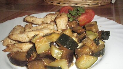 Cuketovo-lilková směs s bylinkami a česnekem