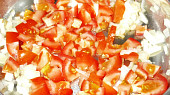 Filety z mořských ryb na rajčatech