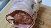 Grilované špízy z mletého hovězího, zabalíme do slaniny